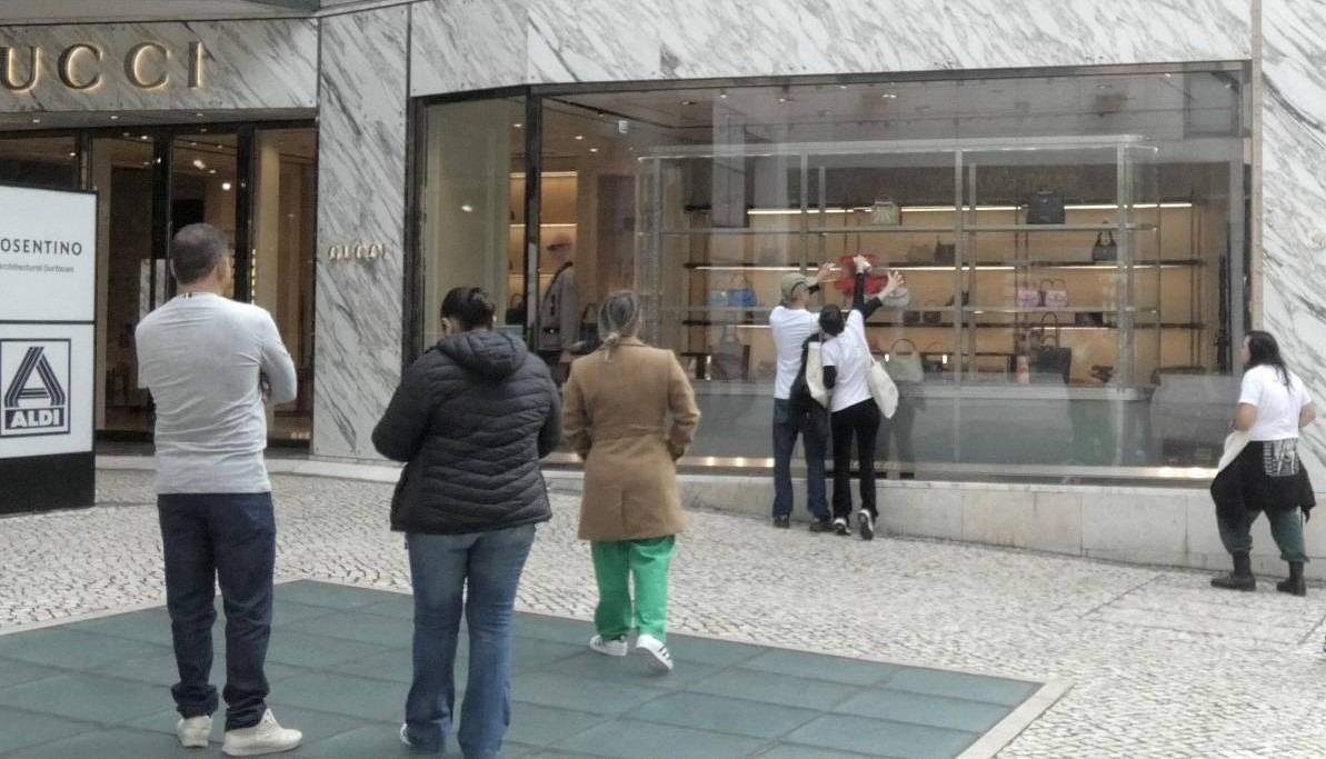 Apoiantes do Climáximo partem vidro da montra da Gucci na Avenida da Liberdade, este sábado