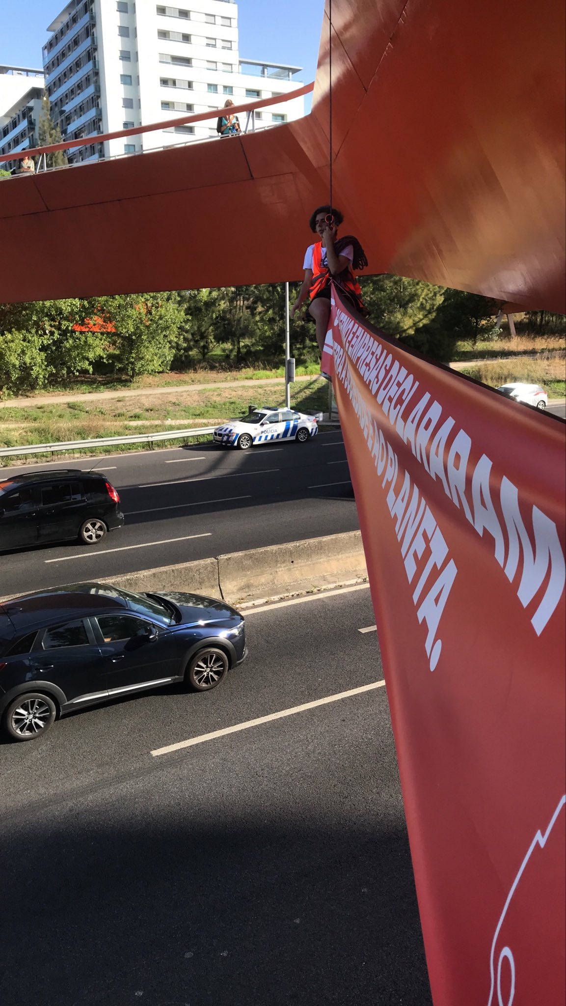 [Lisboa] Ativistas bloqueiam segunda circular. “Os governos e as empresas declararam guerra à sociedade e ao planeta.”