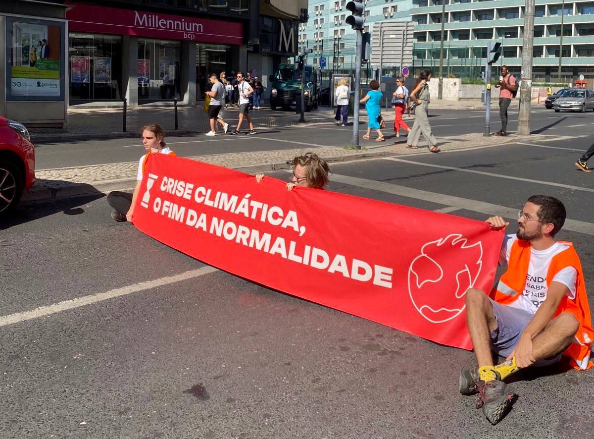 “Setembro mais quente de sempre; 43 milhões de crianças deslocadas”: Ativistas do Climáximo bloqueiam trânsito na Avenida de Roma
