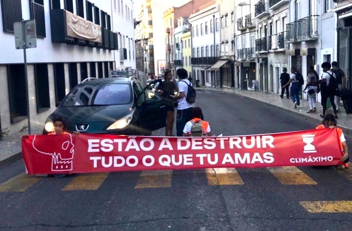 Ativistas Climáximo bloquearam a Rua de São Bento em Lisboa. Três detidas.