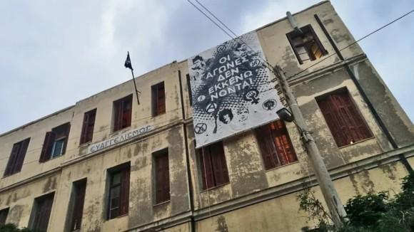 [Grécia] Despejo da okupação Evangelismos (Creta). Policiais jogam uma pessoa do telhado.