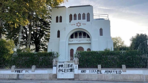 Free Palestine: Sinagoga no Porto grafittada esta noite