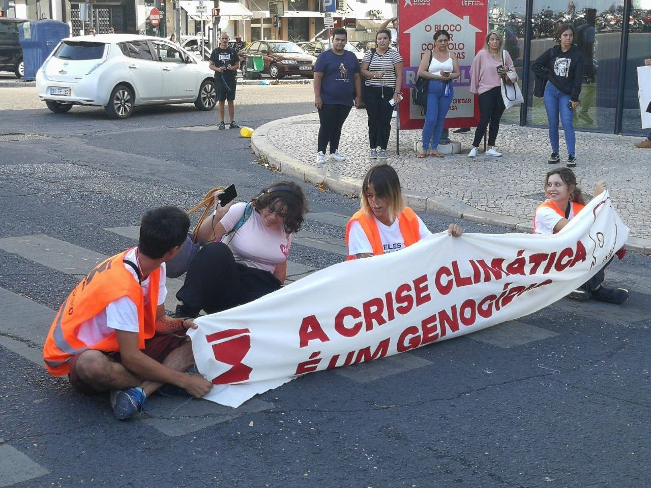“Tu tens de enfrentar a realidade” ativistas do Climáximo voltam a bloquear o trânsito.