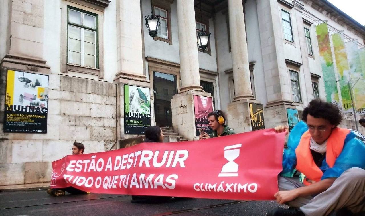 Ativistas do Climáximo bloqueiam estrada em frente ao Museu de História Natural e da Ciência