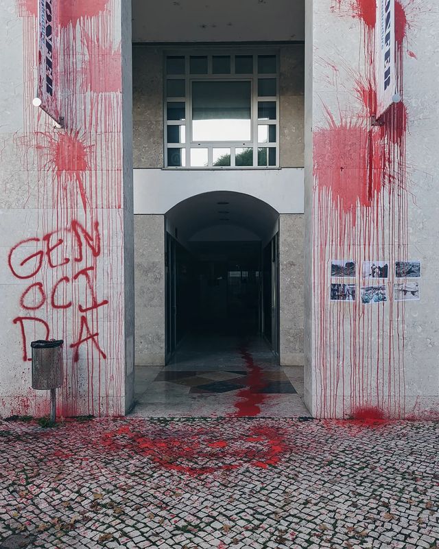 Ativistas solidárias com o Coletivo pela Libertação da Palestina cobriram a fachada da empresa portuguesa Steconfer.