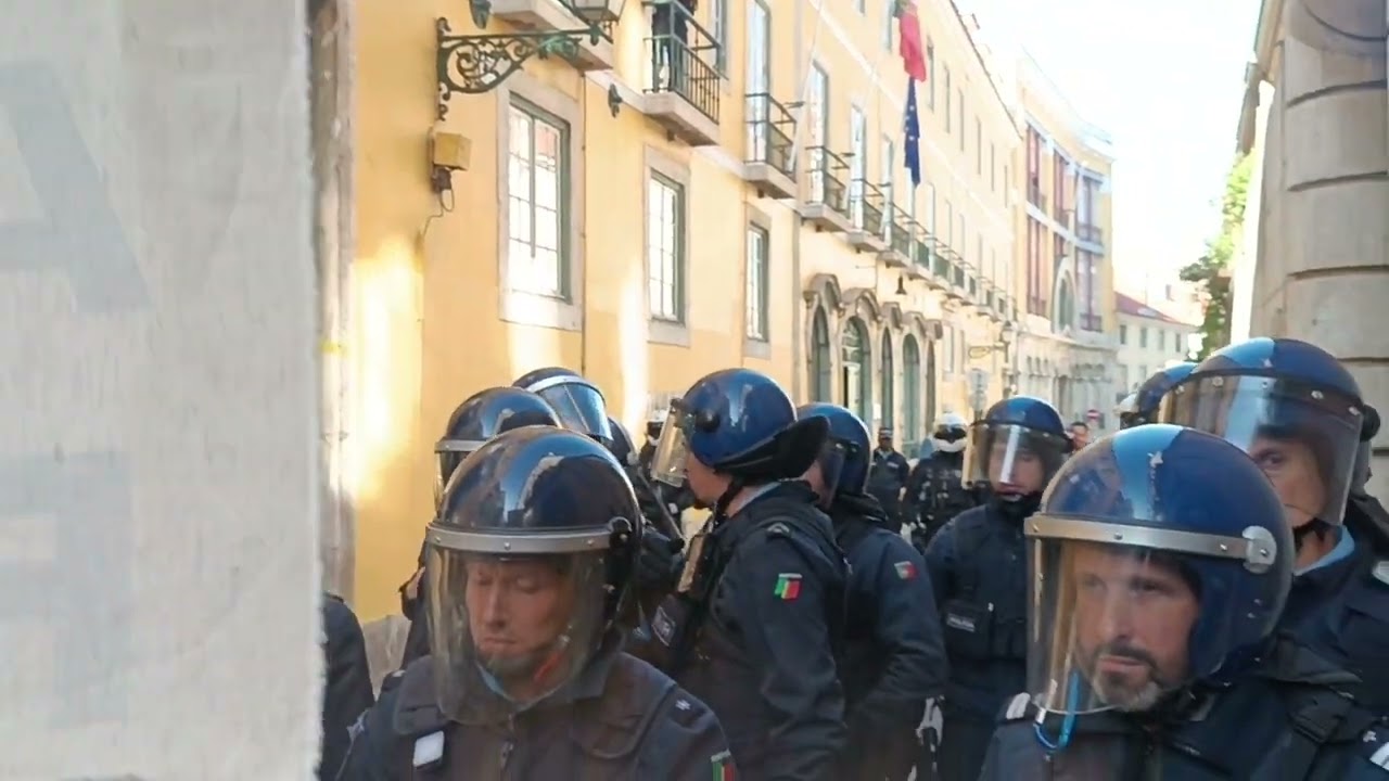 [Lisboa] Momento da carga policial na Visita de Estudo ao Ministério do Ambiente.