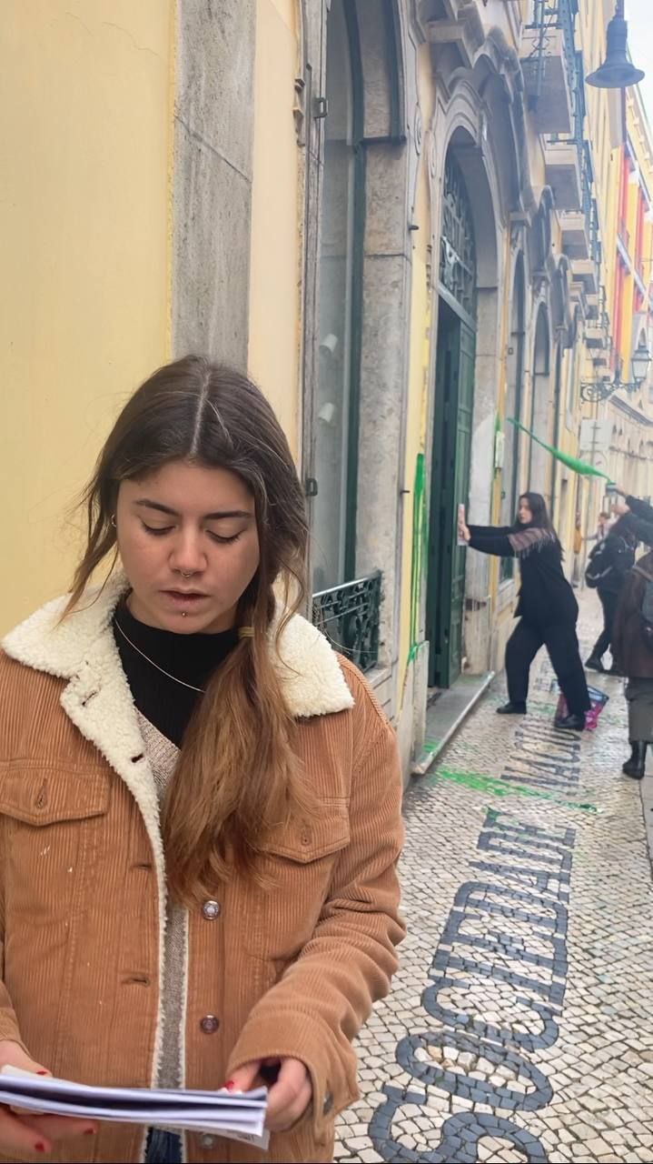 Estudantes pintam o Ministério do Ambiente e deixam um plano para um serviço público de energias renováveis