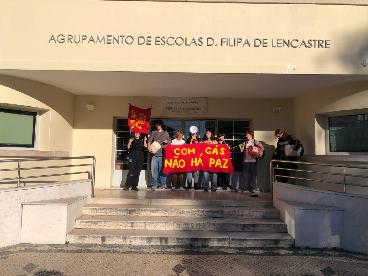 Alunos do Agrupamento de escolas dona Filipa de Lencastre bloqueiam entrada.