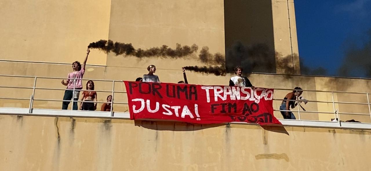 Estudantes da Escola Superior de Teatro e Cinema (ESTC) iniciam onda de ações com uma manifestação e discurso