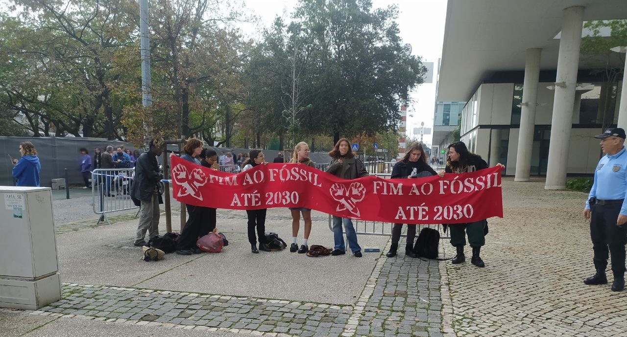 [Lisboa Live]. Vigília de apoio as estudantes da FCSH no Campus da Justiça [2/2]