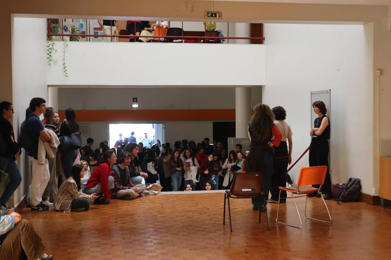 3 Estudantes detidas na Faculdade de Psicologia por darem palestra sobre ação climática