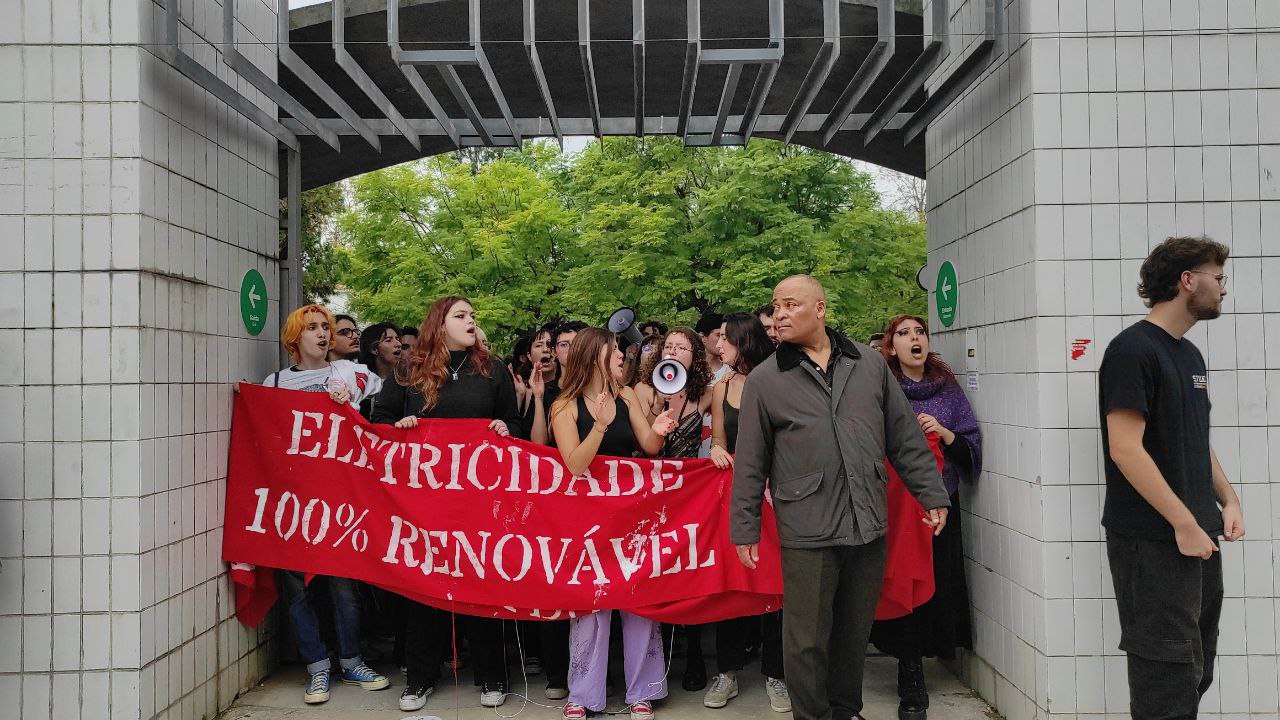 Centenas de estudantes expulsam fascistas que foram para a FCSH fazer propaganda
