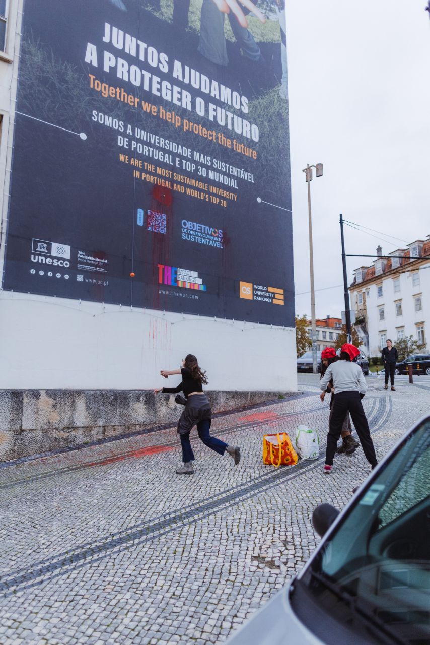 Estudantes de Coimbra atiram tinta a banner da Universidade