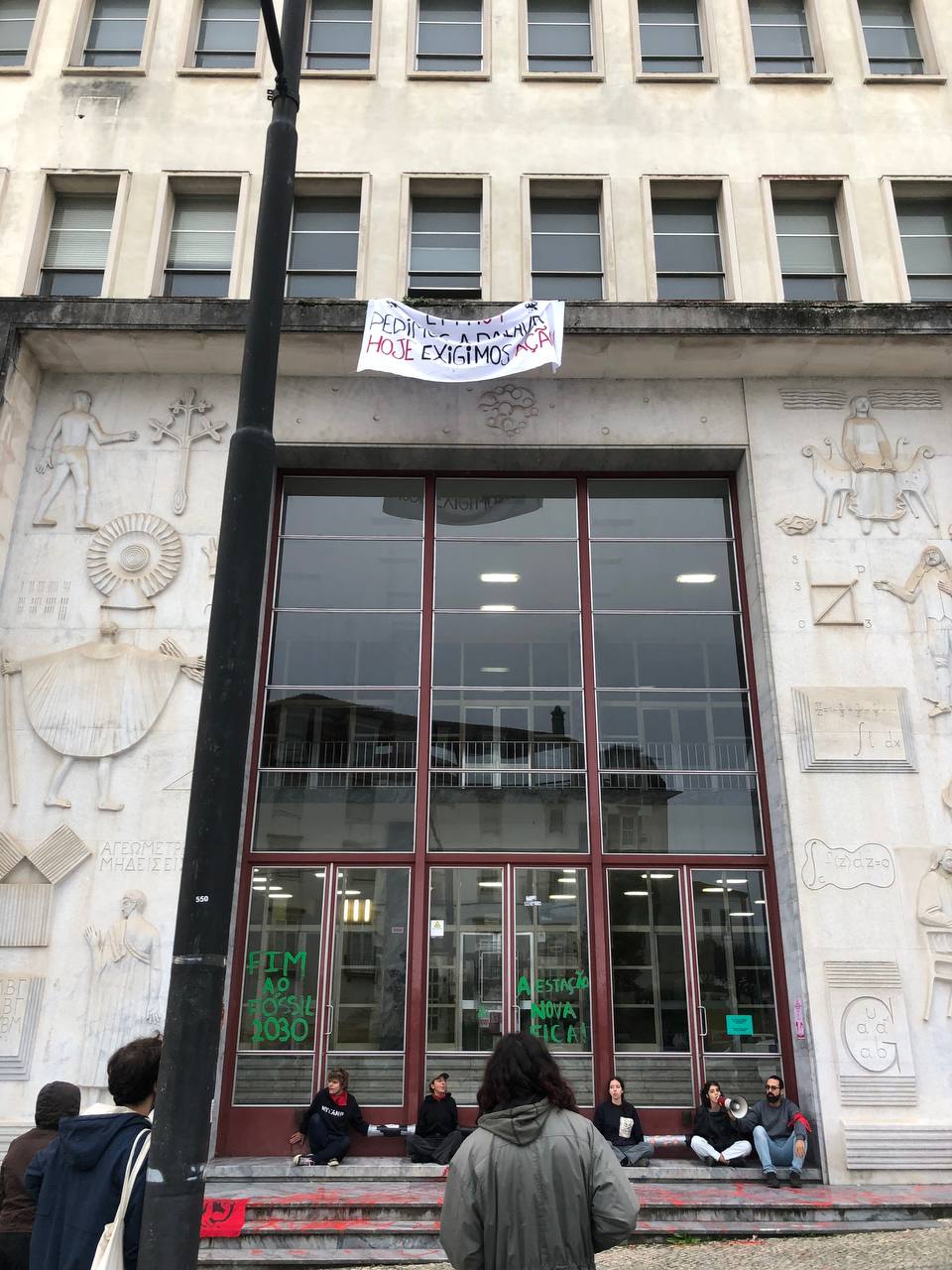 Estudantes de Coimbra bloqueiam o Departamento de Matemática da Universidade de Coimbra.