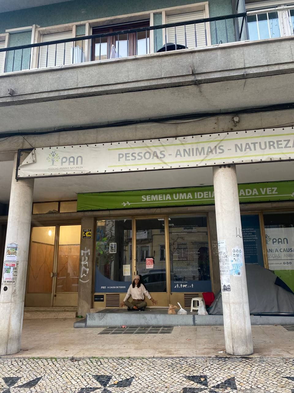 SEDES DE PARTIDOS EM LISBOA BLOQUEADAS POR ESTUDANTES PELO FIM AO FÓSSIL