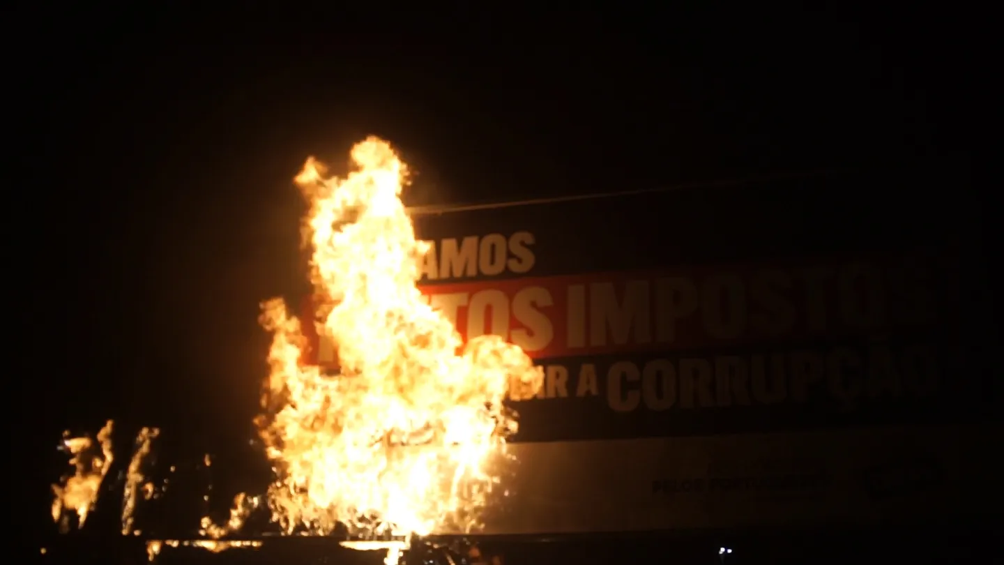 Anti-Fascistas Anti-Racistas pegam fogo a propaganda do Chega.