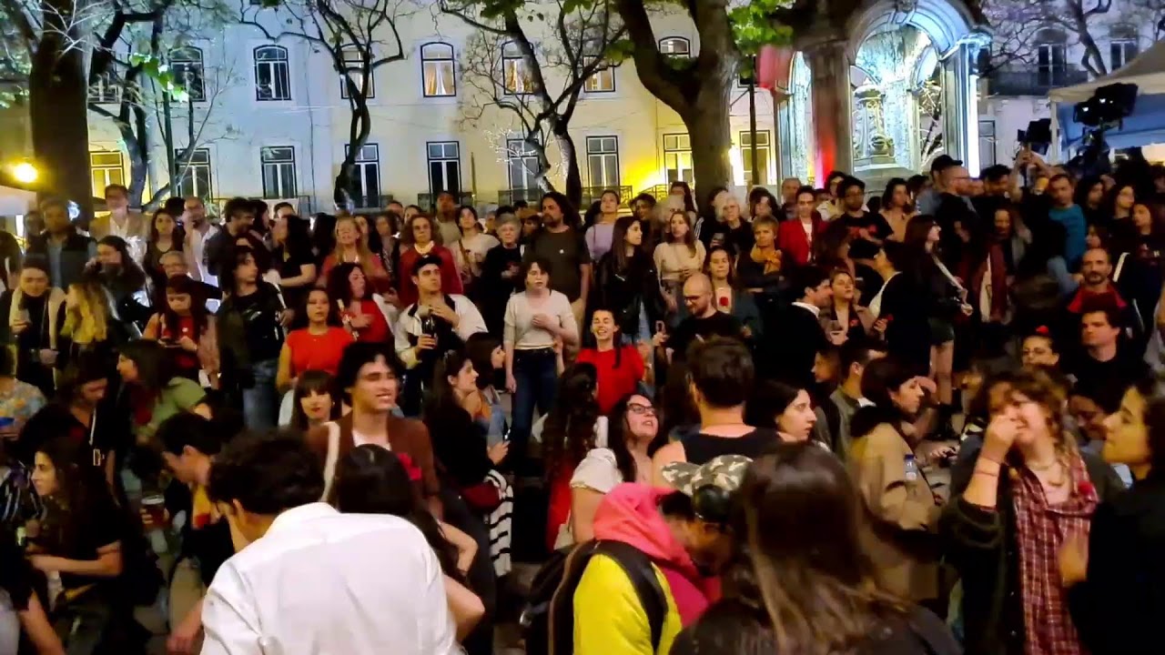 Concentração Largo do Carmo Chegou a Madrugada Esperada #PTrevolutionTV #AltPT #25Abril
