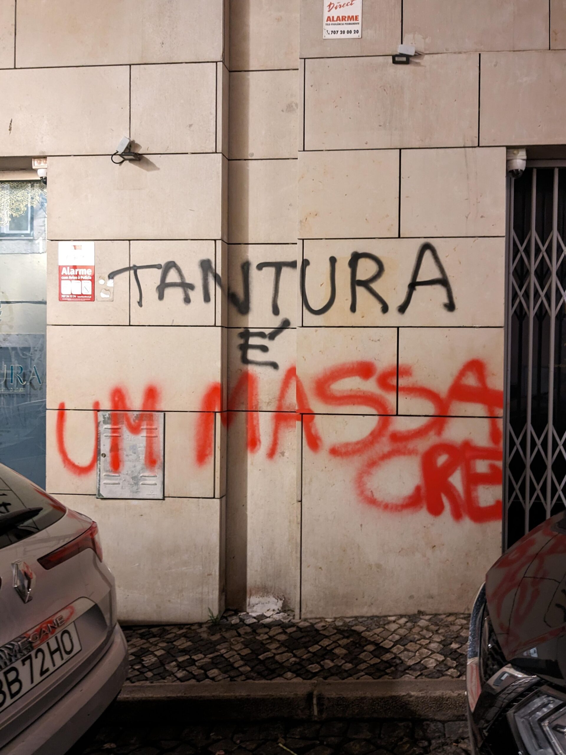Restaurante Tantura, em Lisboa, grafitado com frases “Tantura é um massacre” e “Free Palestine”