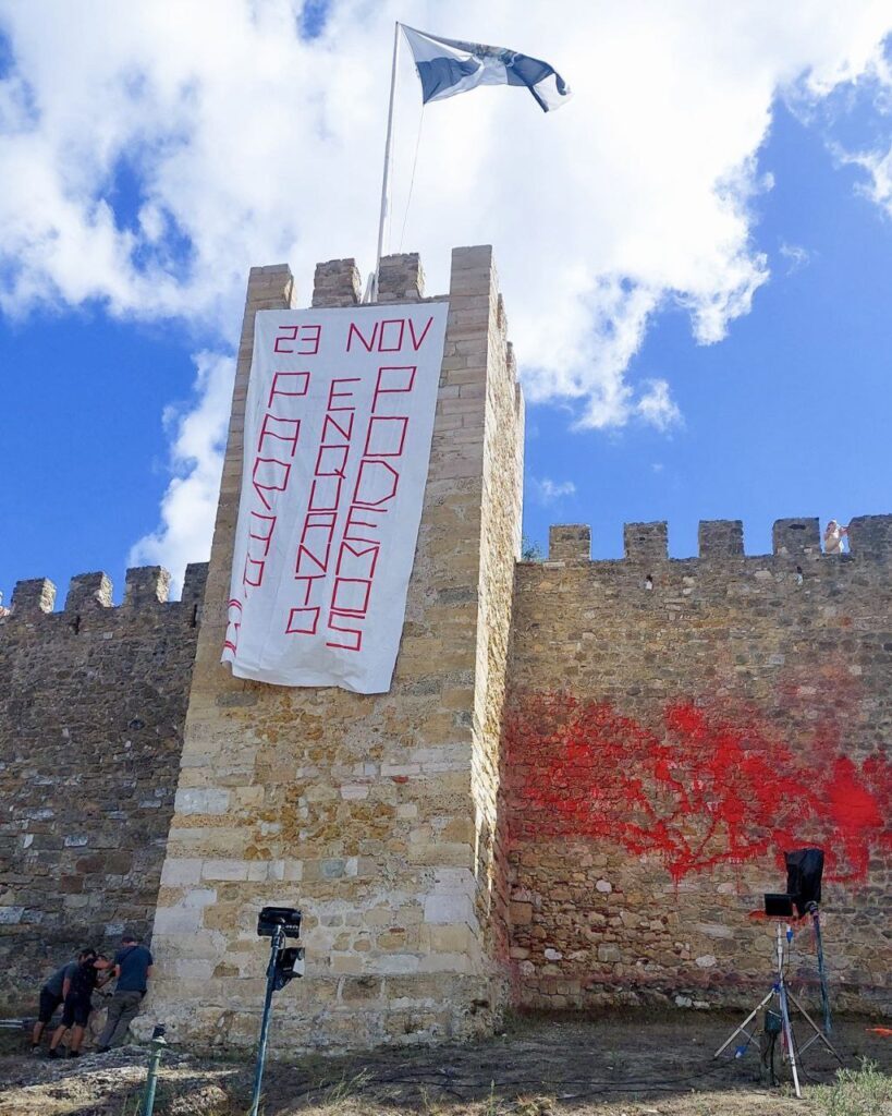 COMUNICADO:”De que servem os monumentos, se permitirmos que a Humanidade passe à história?” –  Climáximo pinta castelo de São Jorge em Lisboa