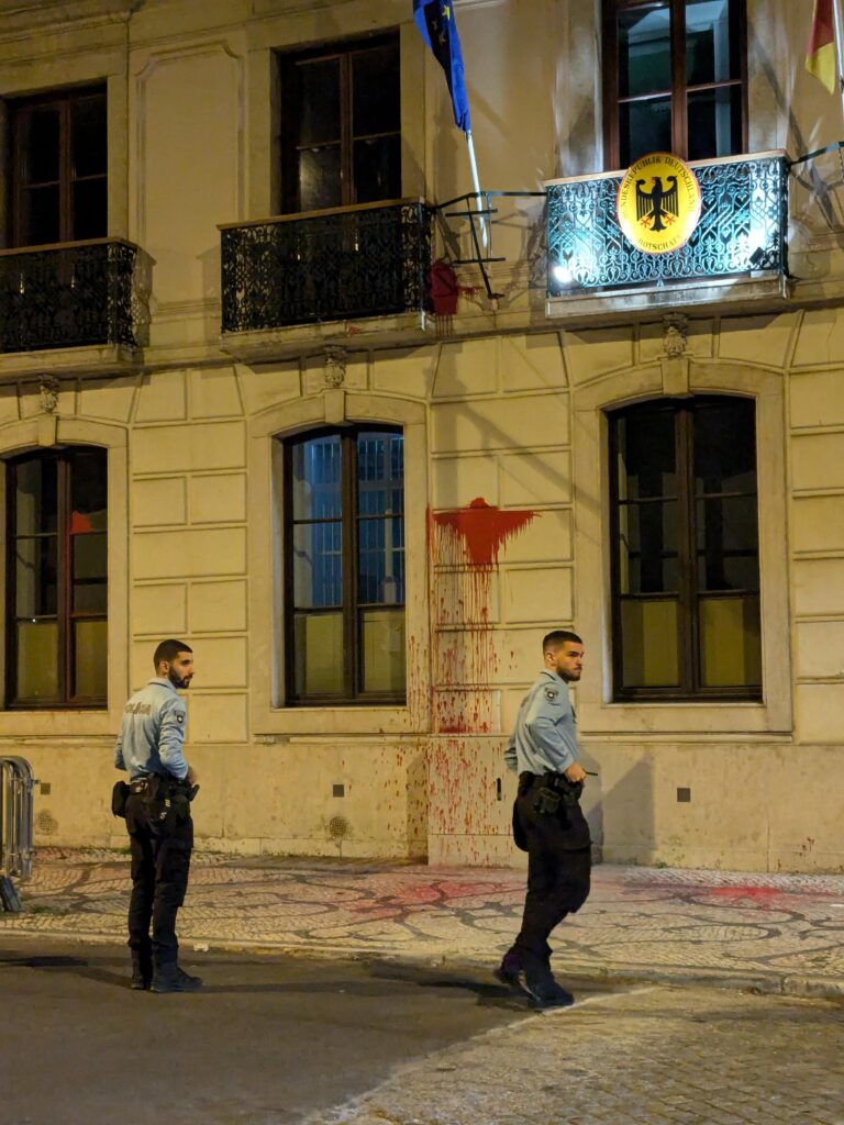 Comunicado | Militantes antissionistas pintam e partem vidros da fachada da Embaixada da Alemanha em Portugal em solidariedade com a Palestina