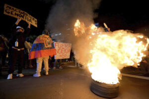 Um morto e quase 100 presos em meio à forte repressão aos protestos no Equador