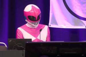 ‼️Uma hacker alemã conhecida como “Martha Root” vestida como uma Power Ranger rosa elimina um site de encontros de supremacia branca ao vivo no palco da CCC