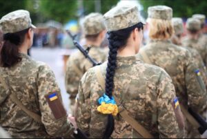 Igualdad de género? : Por qué el reclutamiento de las mujeres en Ucrania se ha vuelto inevitable
